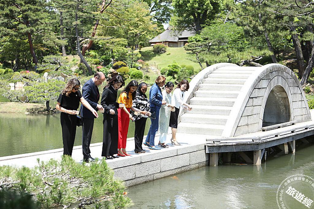 G7高峰會期間第一夫人們參訪縮景園，並在庭園池中央的「跨虹橋」上體驗餵食錦鯉。