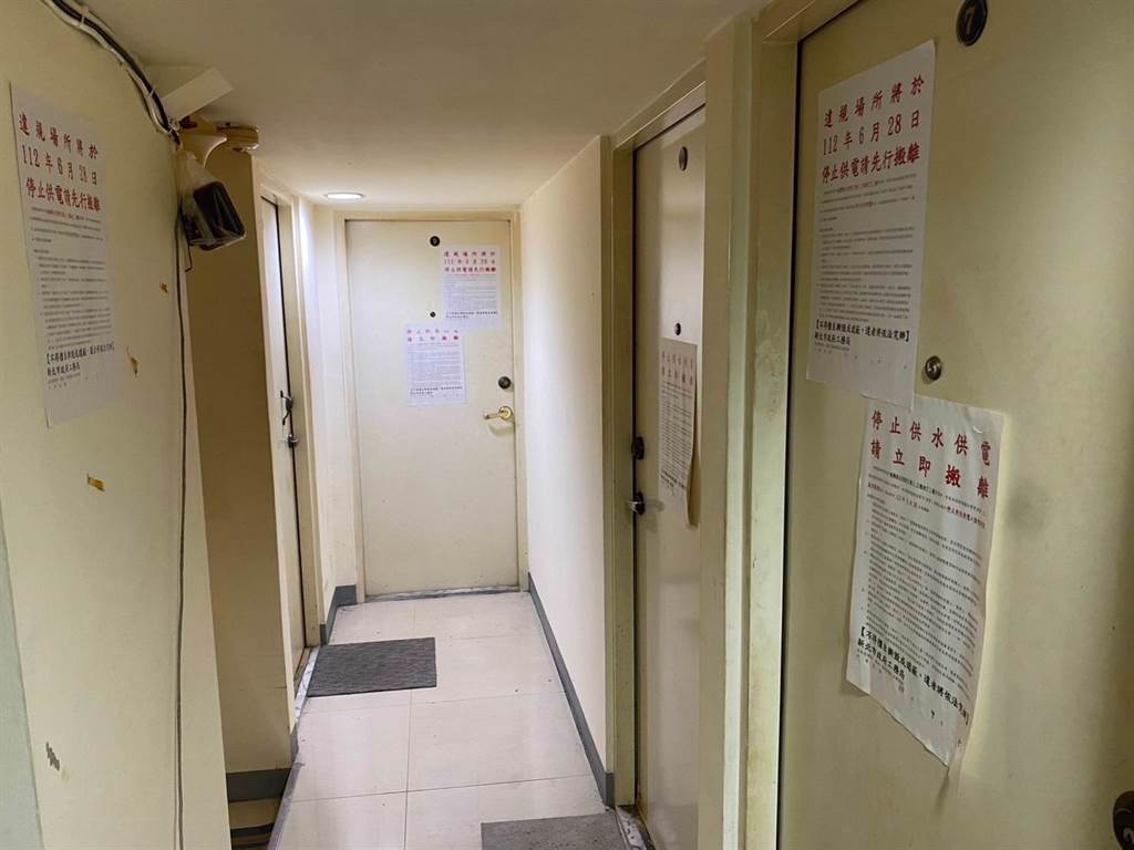板橋1名房東將地下室隔成10間套房出租，並未依法辦理使用執照變更，嚴重影響公共及租客安全（新北工務局提供）
