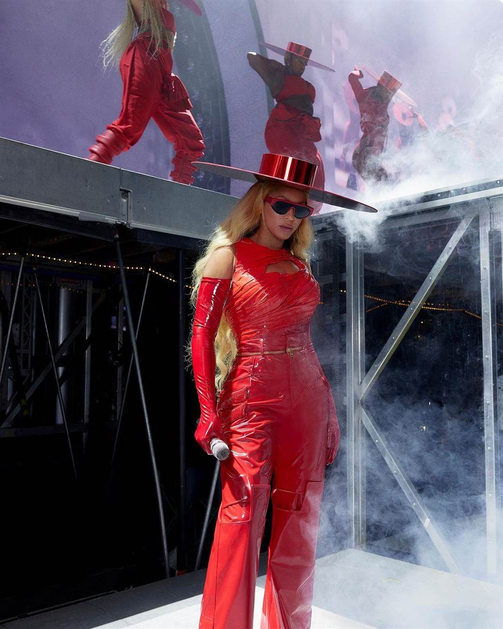 天后碧昂絲穿上Balmain紅色漆皮套裝現身舞台，讓台下歌迷超興奮。（Balmain提供／黃唯淯台北傳真）
