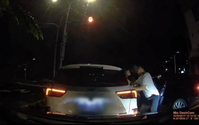 嫌犯企圖衝撞警方車輛逃逸，員警見狀立即朝右前輪開一槍，順利緝獲2嫌。（翻攝照片／張亦惠台中傳真）