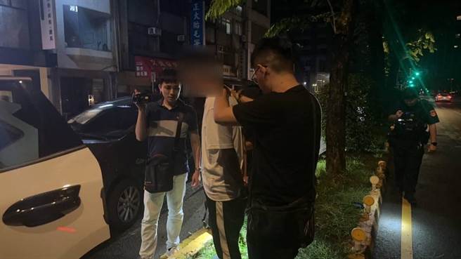 嫌犯企圖衝撞警方車輛逃逸，員警見狀立即朝右前輪開一槍，順利緝獲2嫌。（翻攝照片／張亦惠台中傳真）