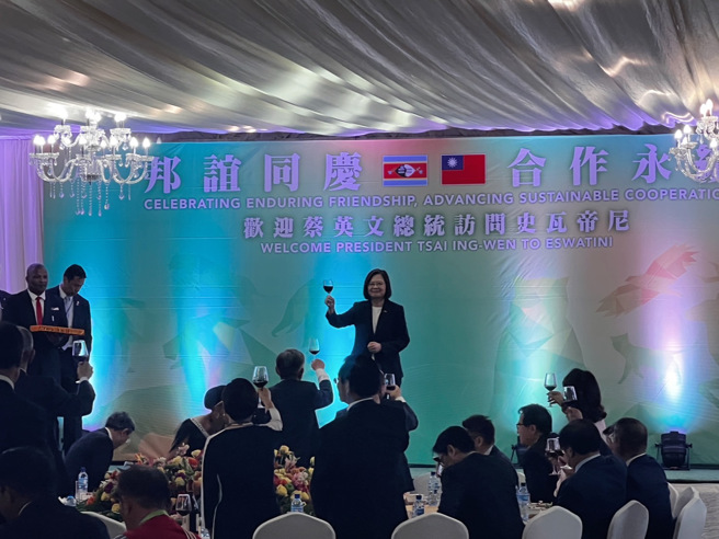蔡英文总统率团出访非洲友邦史瓦帝尼王国，当地时间晚间7点蔡英文赴侨宴致词时表示，将会修改非洲计画2.0。（游念育摄）