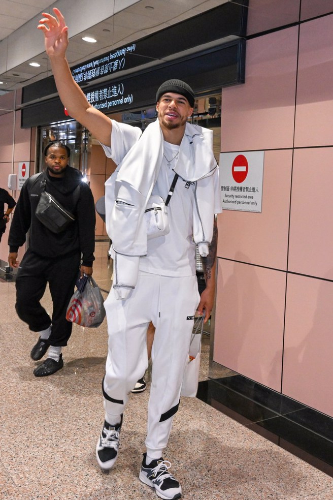 小波特高举右手跟球迷打招呼。(陈麒全摄)