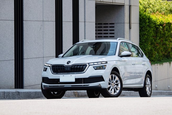 Skoda Kamiq车头採取前卫的分离式LED 头灯设计，车侧的线条更具个性化的美感，加上扎实的动力表现，予人运动能量百分百的印象。（陈大任摄）