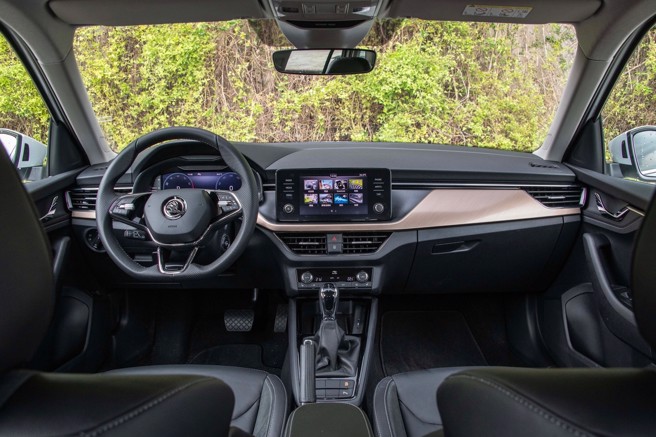 仪表控台简约大方。（陈大任摄）