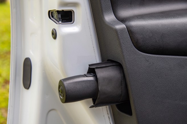 驾驶座门内收纳雨伞。（陈大任摄）