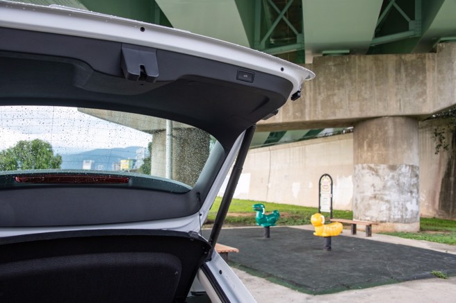 行李厢电动启闭尾门。（陈大任摄）