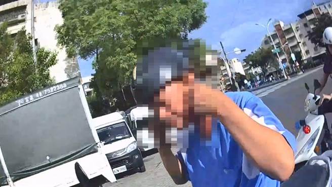 57岁许姓男子5日下午原本在家喝威士忌作乐，被老婆叫出门买菜后，却被依公共危险罪送办。（高市凤山分局提供／杨舒婷高雄传真）