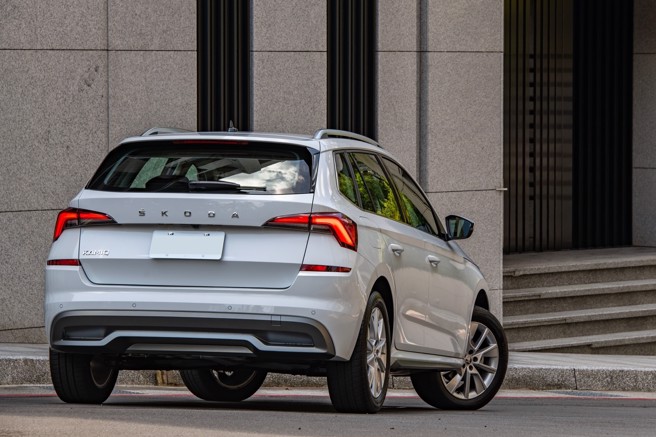 车尾层次分明的设计，搭配明亮有型的LED尾灯，后保杆下方空力学分流器，让KAMIQ活力充沛、闪亮有型。（陈大任摄）