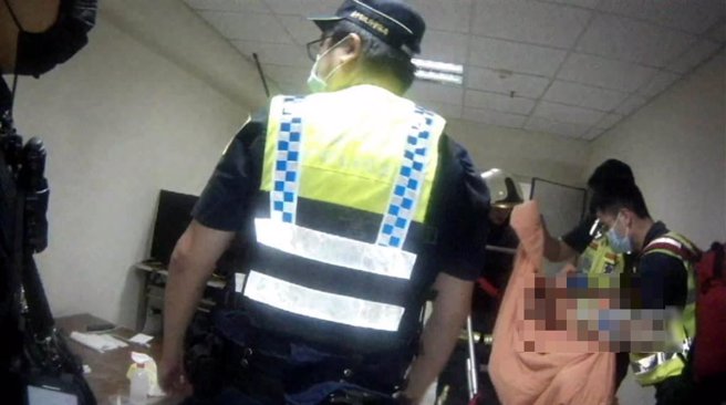 台中市警二分局文正派出所日前接获中兴保全转报有长者独居在家疑身体不适，立即展开救援。（台中市警二分局提供／冯惠宜台中传真）