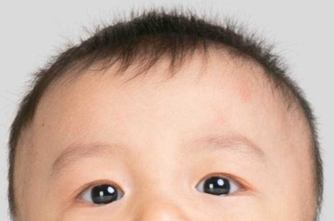 一名泰国6个月大男婴接受新冠药物法匹拉韦（Favipiravir）治疗后，一双黑眼一夜间变成蓝色，图为示意照。（达志影像/Shutterstock）