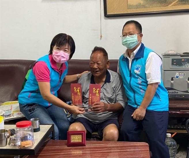 花莲县吉安乡重阳礼金将在本月15日陆续匯款至长者指定帐户，现金领取者25日起至下月5日止，可到指定地点领取。（吉安乡公所提供／罗亦晽花莲传真）