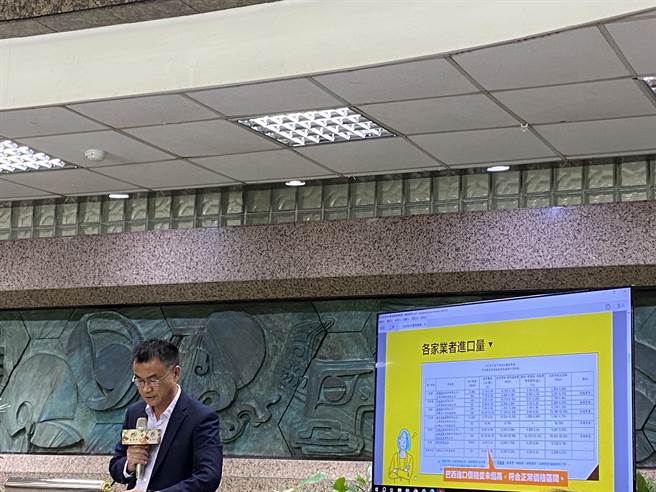 农业部今(6)日主动公开与超思公司的合约。（李柏澔摄）