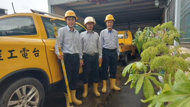台电高雄区处有一对兄弟张峻玮(左)、张峻诚(中)分别在线路课、施工班，两个人都在这次颱风期间，一同投入抢修工作。他们的爸爸张昭颖(右)现职于梓官服务所服务。（图片来源：台电高雄区处提供）