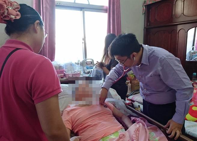 大甲李综合医院神经内科医师张峻诚透过居家医疗到病患家中治疗。（大甲李综合提供／陈淑娥台中传真）