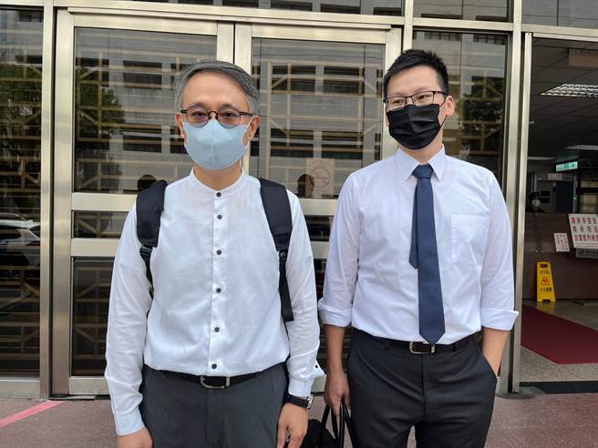 向心的律師方伯勳（圖左）接受採訪表示，本案與日前共諜案不起訴一樣，都是沒有犯罪事實，請檢察官尊重法院判決結果，不要上訴，讓案件早日確定，讓向心夫婦早日可以回家。 （林偉信攝）