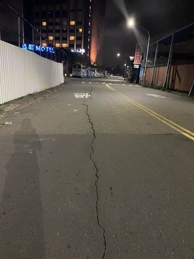 国民党立委参选人李明璇6日凌晨在脸书PO出多张高雄市前镇区瑞田街道路龟裂的状况，李明璇指出，道路龟裂的状况绵延100公尺长，路面突起至少2至3公分。（翻摄自李明璇脸书／杨舒婷高雄传真）