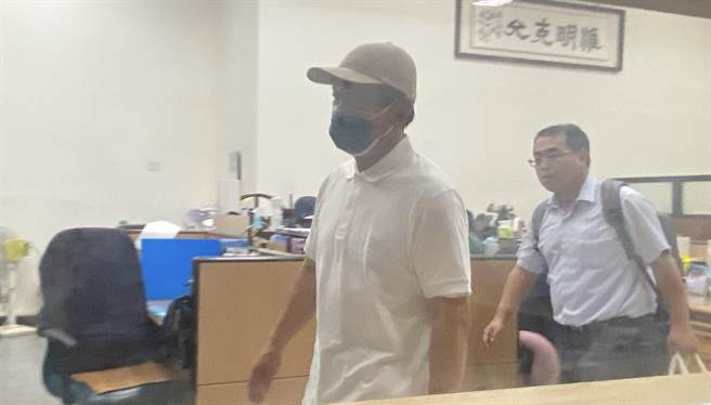 郭信良（左）羈押2個月消瘦10多公斤。（曹婷婷攝）