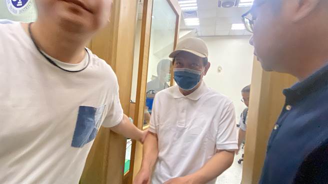 郭信良（左）羈押2個月消瘦10幾公斤。（曹婷婷攝）