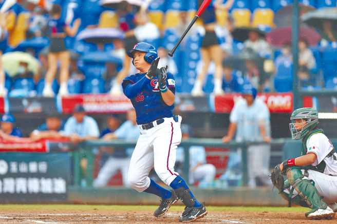 張趙紘揮出中華隊本屆賽事首轟。（中華棒協提供）