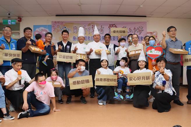 縣長鍾東錦等人共同推廣禮盒。（苗栗縣政府提供／李京昇苗栗傳真）