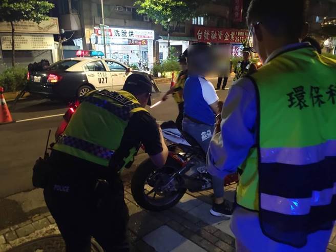 板橋警方擴大稽查改裝車及取締危險駕駛。（警方提供）