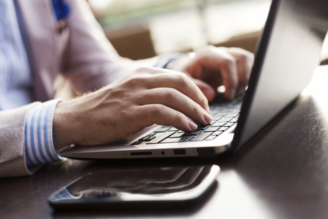 不少人苦恼笔电、桌上型电脑该买哪一种。(示意图，达志提供)