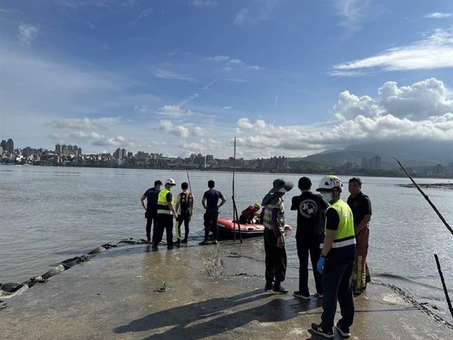 消防局接獲報案後派遣船艇前往搜尋。（消防局提供）