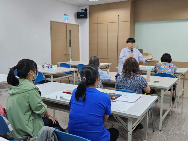 客家文学创作营讲师讲授文学与表演艺术的转译。（图／高雄市客家事务委员会）