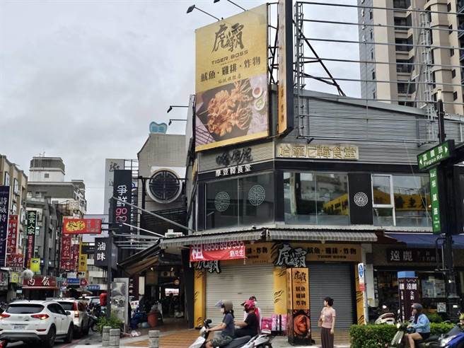 近日「虎霸」惊爆已黯然歇业，房东目前已张贴红布条招租。（柯宗纬摄）
