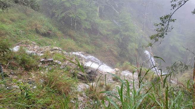 嘉明湖国家步道山径水流大。（林业及自然保育署台东分署提供／蔡旻妤台东传真）