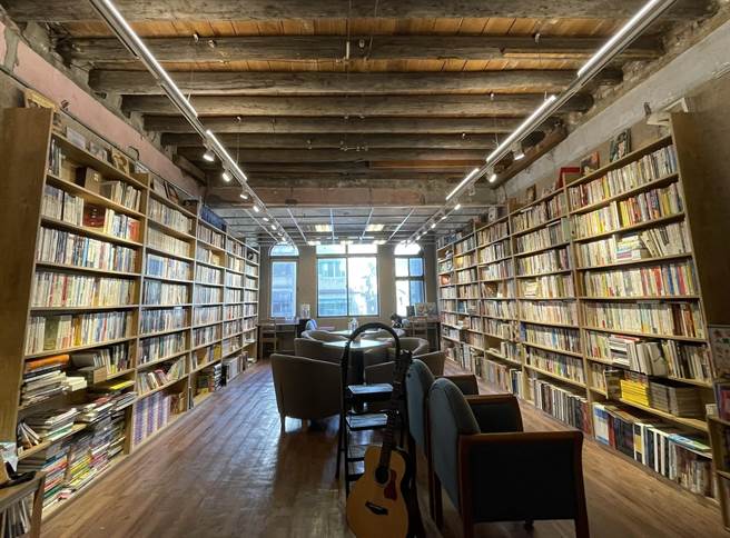 基隆市文化局与基隆在地的书店及咖啡店合作，推动「港都阅语」活动，也希望民眾能够走进基隆的大街小巷，用身体阅读这座城市。（基隆市政府提供／张志康基隆传真）