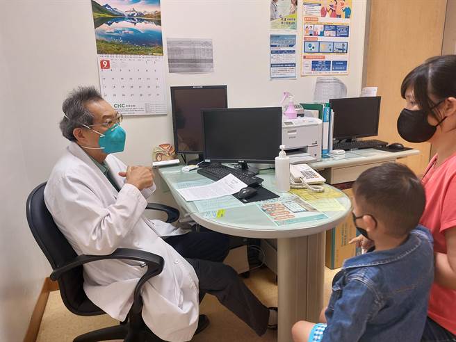 光田醫院大甲分院兒科醫師許峻銘提醒，流感疫情從去年秋冬到今年春夏幾乎未停歇，加上9月步入開學季，群聚機率將大增，家長務必留意孩子的健康狀況。(陳淑娥攝)