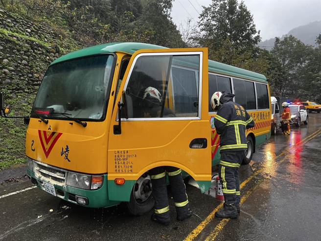 桃园復兴巴崚国小校车电瓶起火，车上3人逃生未受伤。(消防局提供／吕筱蝉桃园传真)