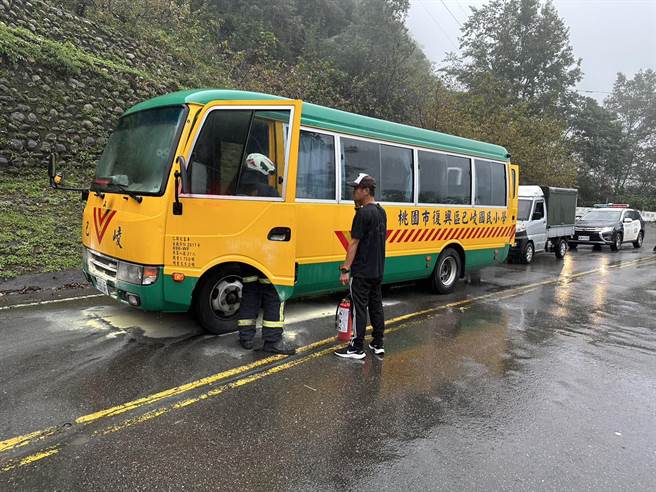 桃园復兴巴崚国小校车电瓶起火，车上3人逃生未受伤。(消防局提供／吕筱蝉桃园传真)