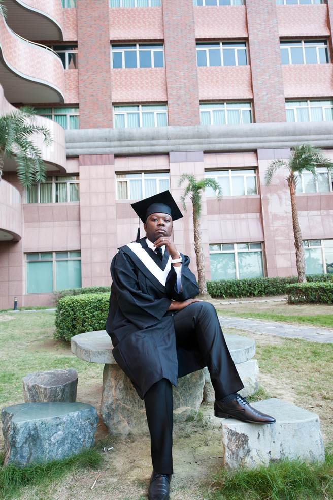 来自史瓦帝尼的Nkosikhona Advocate Dlamini，毕业于义守大学第一届学士后医学系外国学生专班，就学期间积极主动且有主见，表现亮眼。（义守大学提供／林雅惠高雄传真）