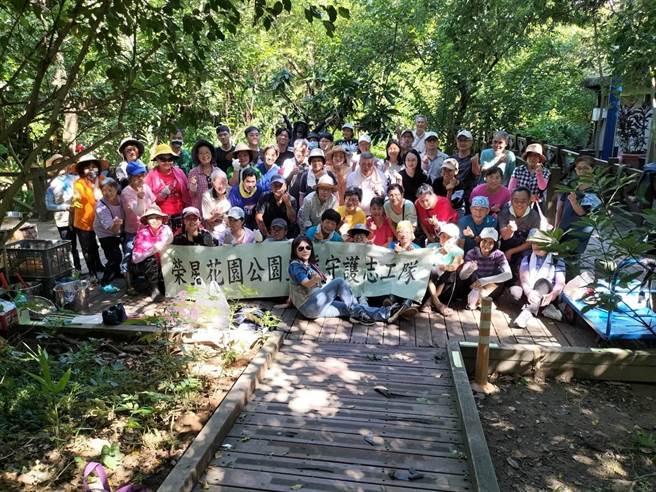 荣星花园公园守护志工队于2015年成立，迄今已经招募7期志工。（黄敬文翻摄）