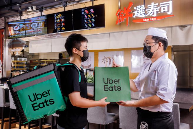 Uber Eats宣布与DON DON DONKI 南港店合作，正统料亭板前师傅现点现做的寿司也能在家享用。（Uber Eats提供／古明弘台北传真）