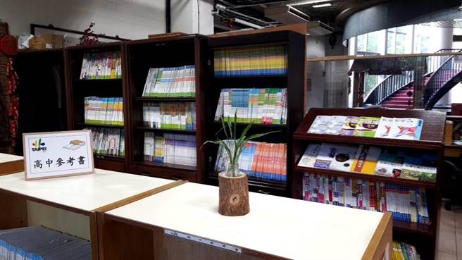 台北市环保局表示，大家手上不用的参考书可以捐赠到环保局的延慧书库，不但能解决参考书的去化问题，也能帮助弱势家庭的孩子们利用二手参考书。(黄敬文翻摄)