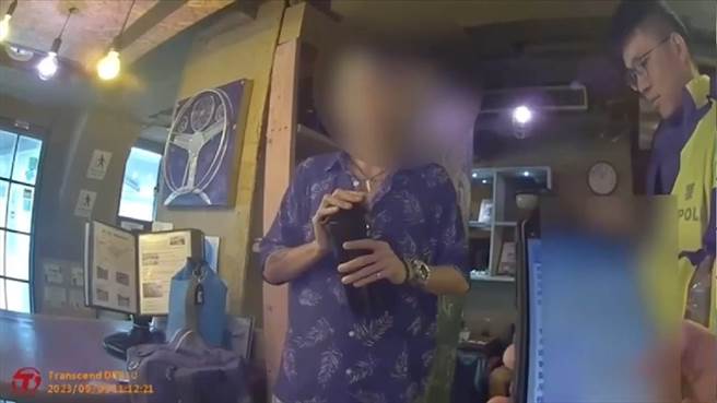 游男持捡来的身分证应讯遭警拆穿。（警方提供）