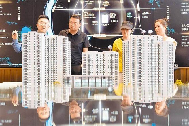 图为民眾在山西太原一家房地产售楼部看房。（图／中新社）