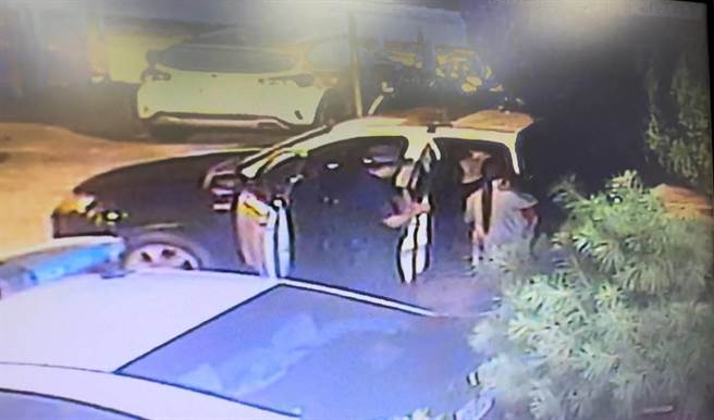 台中大里区林姓男童罹A流后突反覆发烧，颱风夜突高烧、口吐白沫还眼睛上吊，急得父母奔派出所求助，经动用警车送医，10分钟车程缩短为4分钟抵急诊室。（雾峰警分局提供／冯惠宜台中传真）