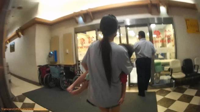 台中大里区林姓男童罹A流后突反覆发烧，颱风夜突高烧、口吐白沫还眼睛上吊，急得父母奔派出所求助，经动用警车送医，10分钟车程缩短为4分钟抵急诊室。（雾峰警分局提供／冯惠宜台中传真）