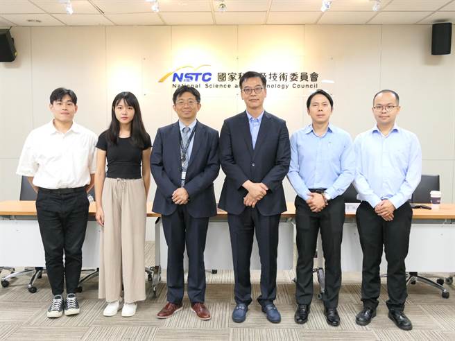 国科会处长李志鹏（左三）与清华大学化工系讲座教授胡育诚（右三）的研究团队合影。（国科会提供／林志成台北传真）