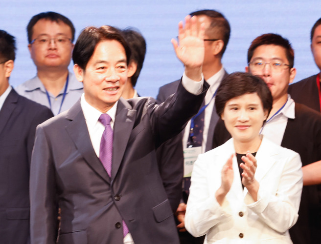 民进党总统参选人赖清德（左）6日举行首场「国家希望工程」国政说明会，赖清德特别花了近两分钟感谢副手人选呼声很高的国家政策蓝图召集人郑丽君（右）。陈信翰摄)