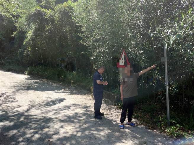 头份警分局南庄分驻所官警逮捕涉嫌偷窃反光镜的饶姓窃嫌，平息一场民怨。（读者提供／谢明俊摄）