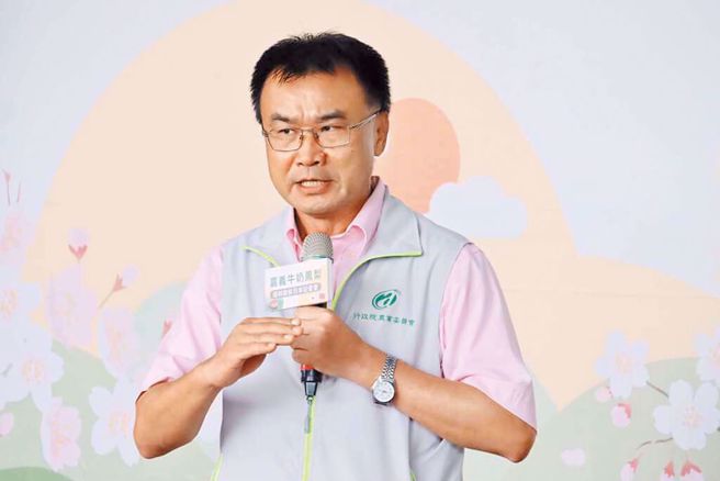 陈吉仲今（6）日召开记者会公开与超思的合约，但媒体人张禹宣发现，说明内容与合约不相同。（中时资料照）