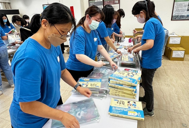 南山人寿与天主教失智老人基金会合作推出「黄金60幸福指南」关怀礼，失智友善天使们也亲手包装，传递真实温度，希望号召更多民眾认识失智症。（图/南山人寿提供）