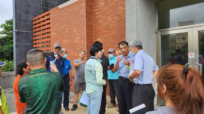 立委林岱桦与台电、当地里长一同会勘。 （翻摄照片／洪靖宜高雄传真）
