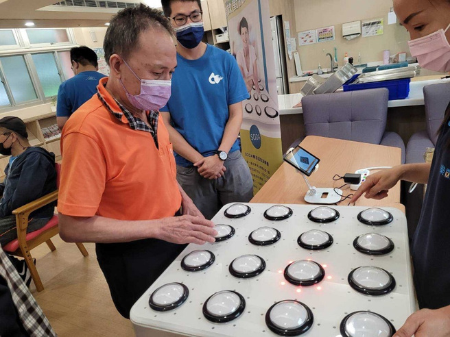 南山人寿失智友善天使至日照中心，透过体验互动APP等不同的方式，关怀长者。（图/南山人寿提供）